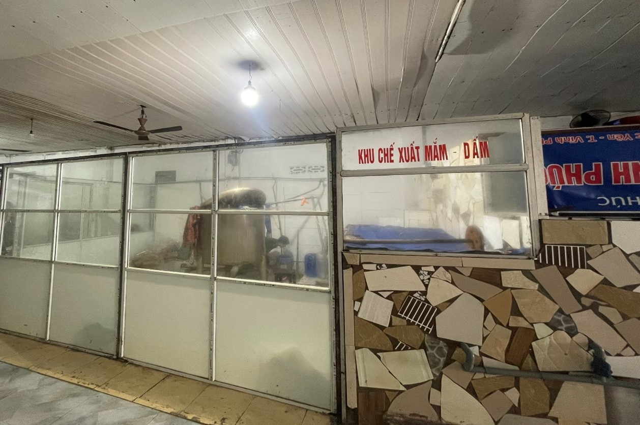 Khởi tố Giám đốc Nguyễn Minh Quang sinh năm 1992, giám định gần 2.400 chai tang vật - Ảnh 2.