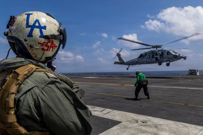 Tàu sân bay Mỹ tiến vào Ấn Độ Dương, Mỹ giăng thế trận bao vây Iran? - Ảnh 1. Tàu sân bay Mỹ tiến vào Ấn Độ Dương, Mỹ giăng thế trận bao vây Iran? - Ảnh 1.