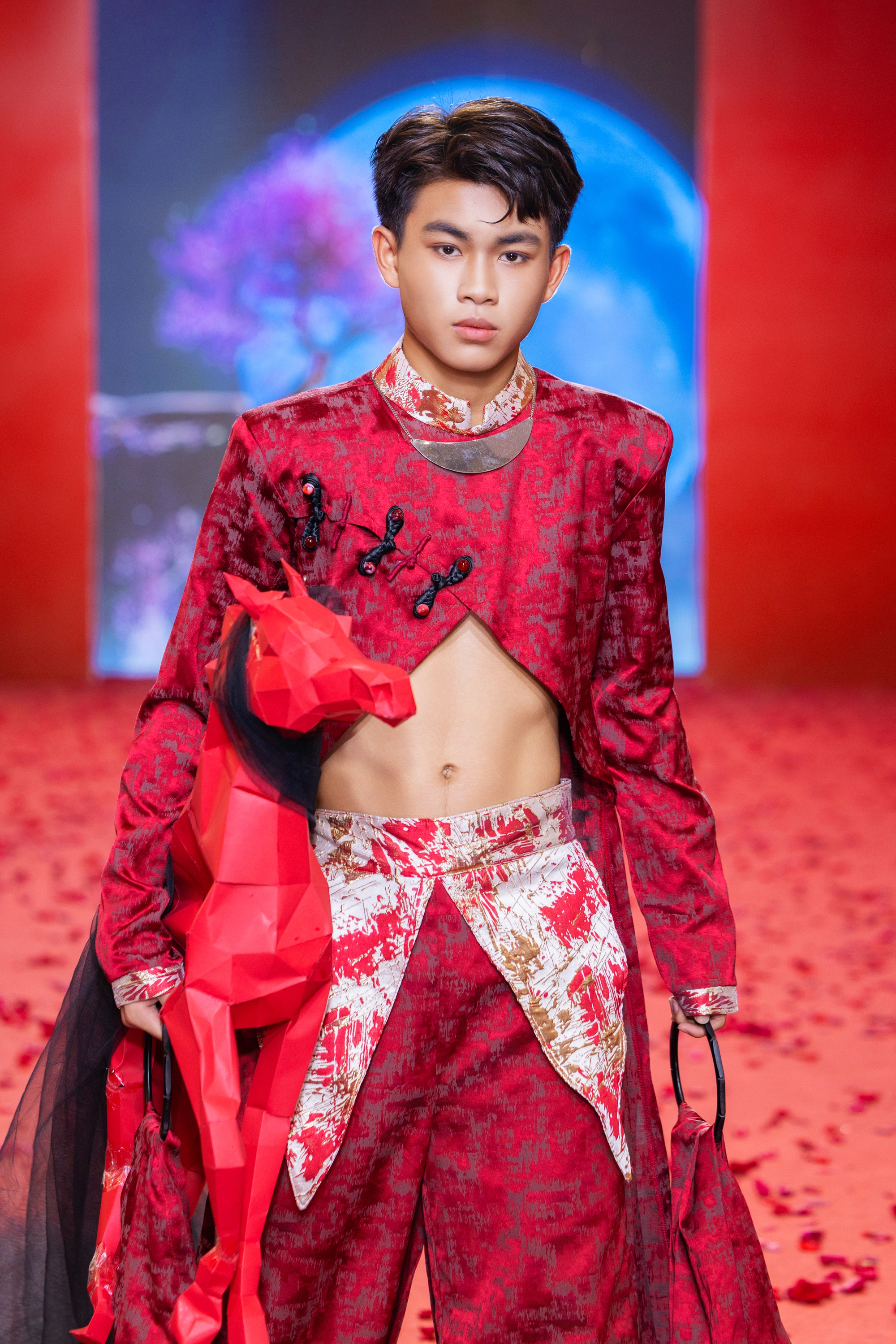 "Người mẫu triển vọng của năm" 2025 trổ tài hát rap tại sân khấu Gala Chào Xuân 2026 - Ảnh 6.