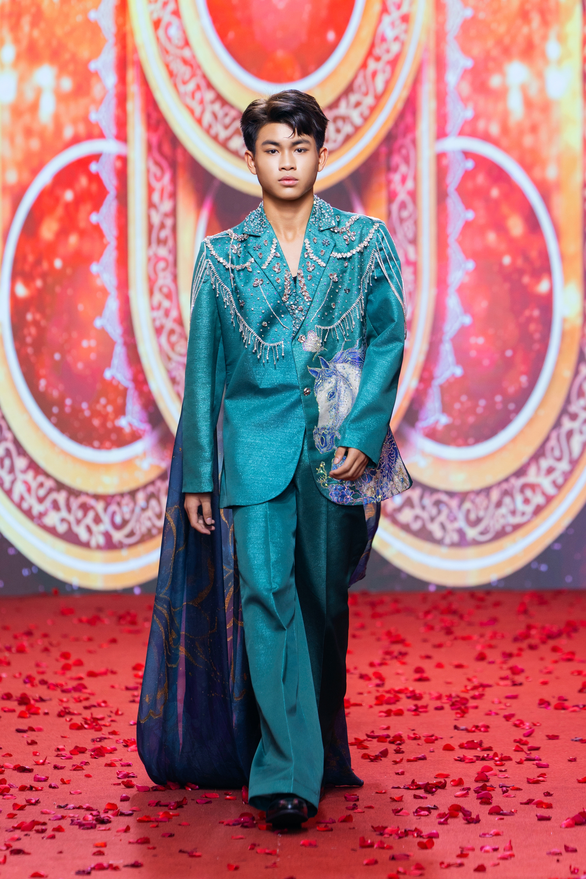 "Người mẫu triển vọng của năm" 2025 trổ tài hát rap tại sân khấu Gala Chào Xuân 2026 - Ảnh 8.