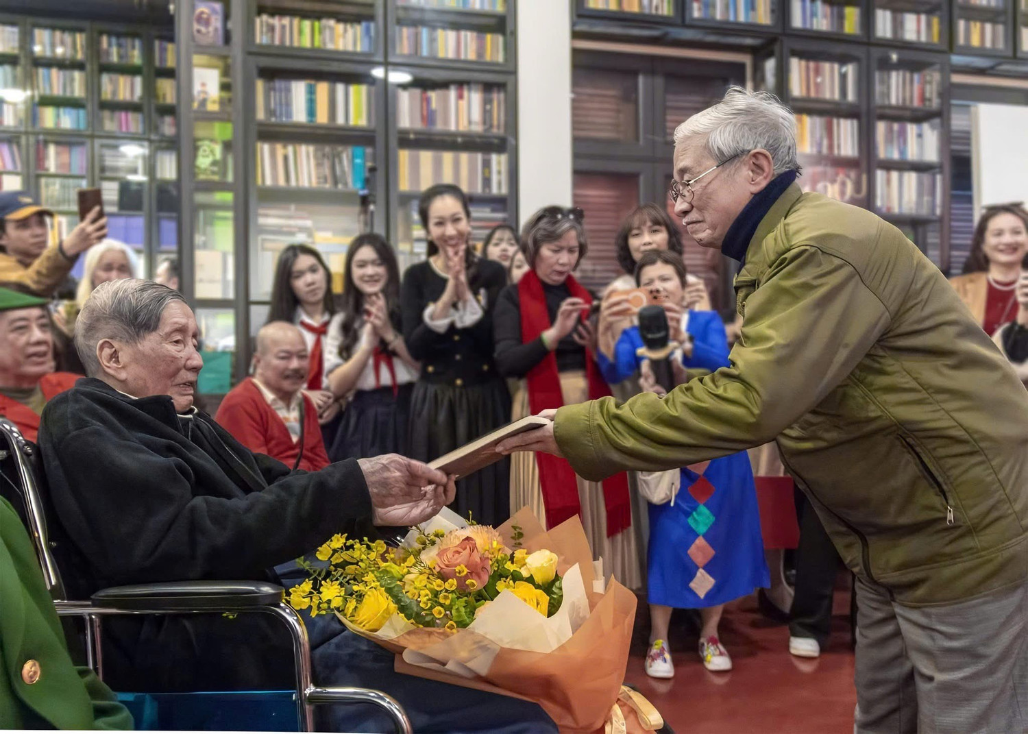 Nhạc sĩ ở nhà tập thể phố Vạn Bảo, Hà Nội: U100 vẫn nhận giải thưởng khủng và mối tình sâu nặng với vợ - Ảnh 2. Nhạc sĩ ở nhà tập thể phố Vạn Bảo, Hà Nội: U100 vẫn nhận giải thưởng khủng và mối tình sâu nặng với vợ - Ảnh 2.