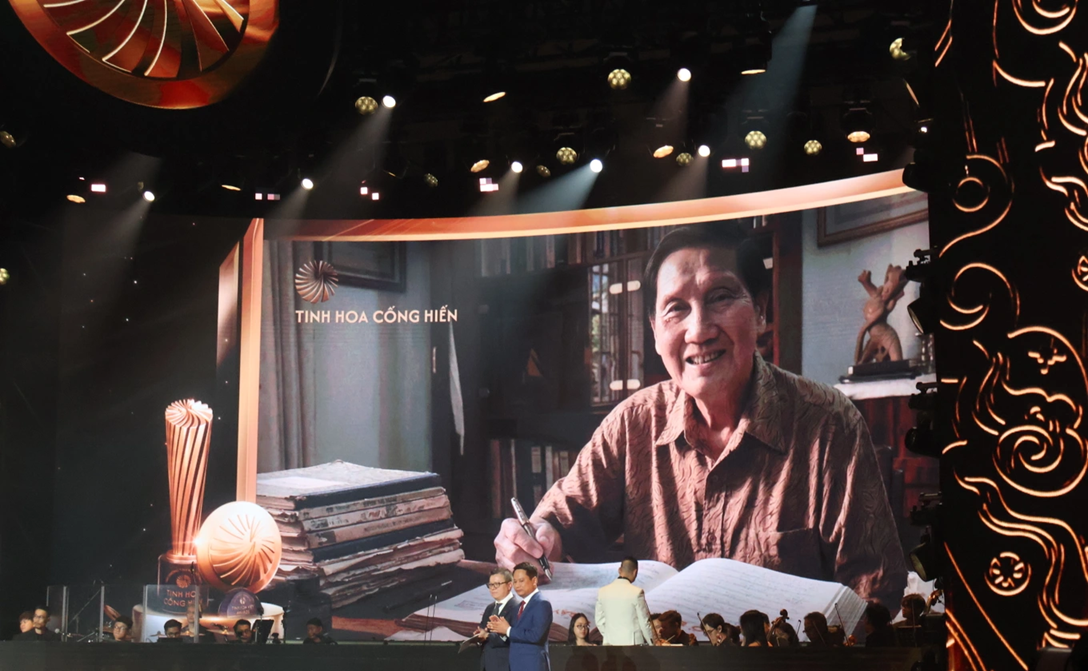 Nhạc sĩ ở nhà tập thể phố Vạn Bảo, Hà Nội: U100 vẫn nhận giải thưởng khủng và mối tình sâu nặng với vợ - Ảnh 1. Nhạc sĩ ở nhà tập thể phố Vạn Bảo, Hà Nội: U100 vẫn nhận giải thưởng khủng và mối tình sâu nặng với vợ - Ảnh 1.