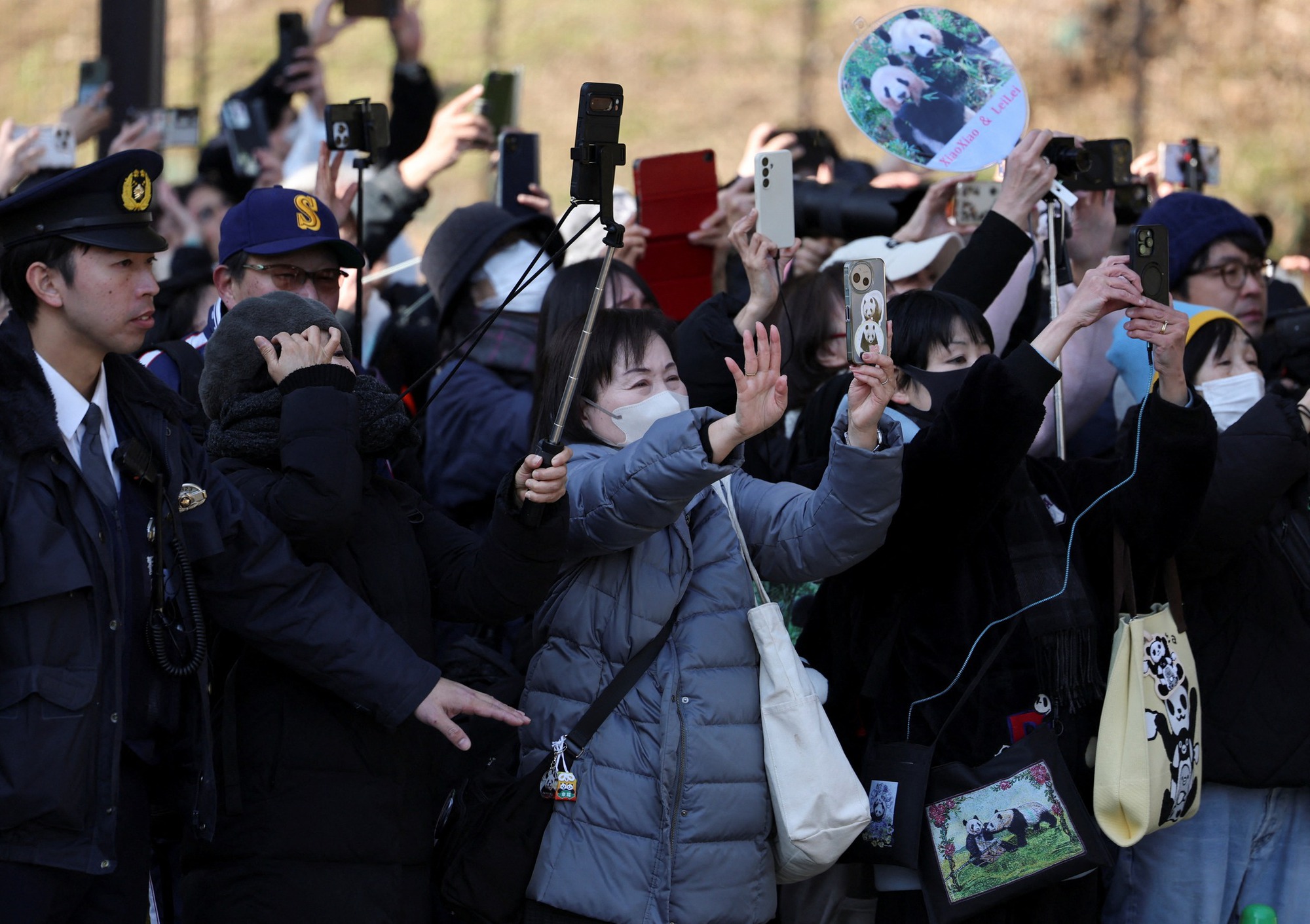 Người d&acirc;n Nhật Bản tiễn gấu tr&uacute;c về Trung Quốc: Nỗi buồn v&agrave; thiệt hại kinh tế - Ảnh 3.
