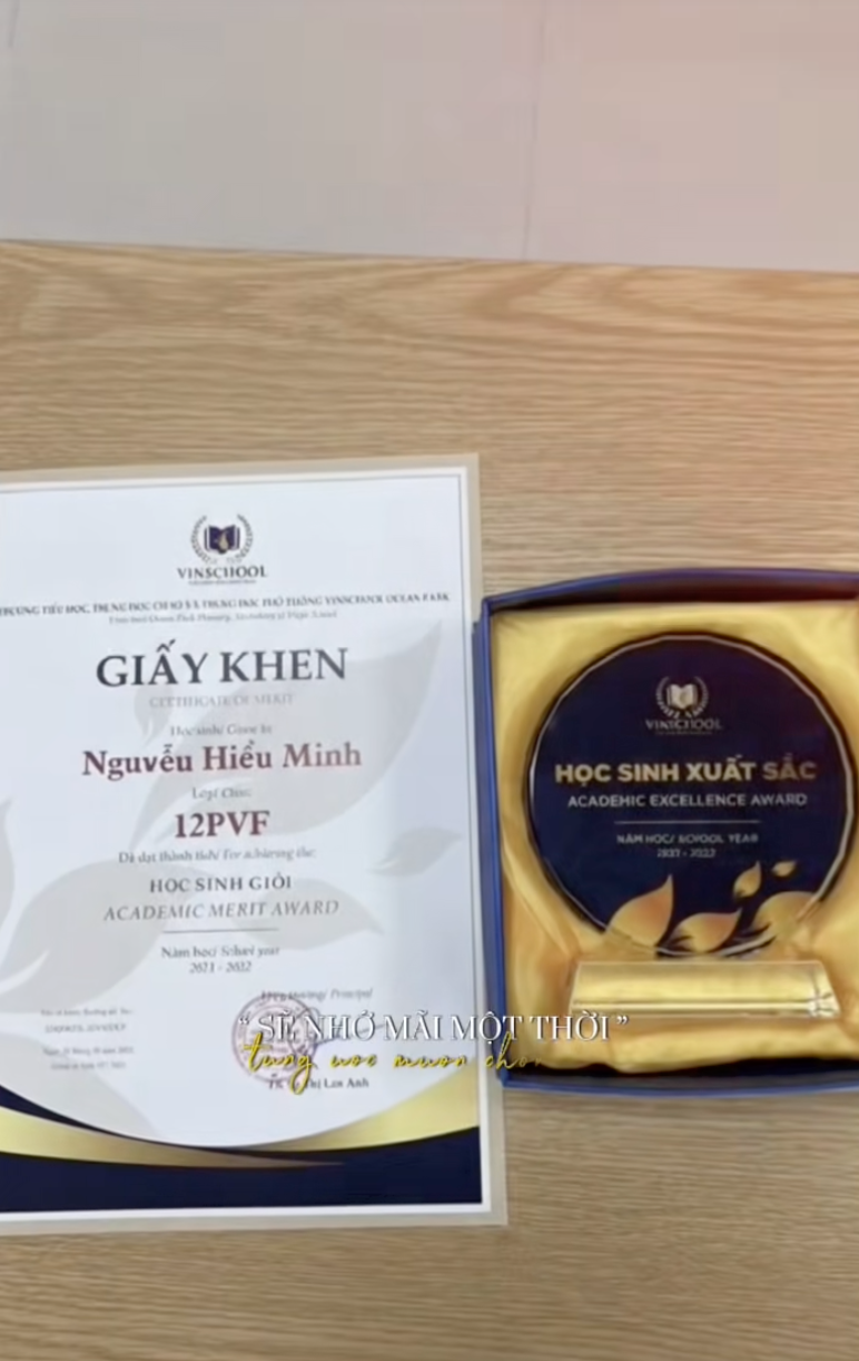 Lộ diện "học b&aacute;" U23 Việt Nam Nguyễn Hiểu Minh: Đ&aacute; b&oacute;ng hay, học giỏi c&ograve;n điển trai 10 điểm - Ảnh 2.