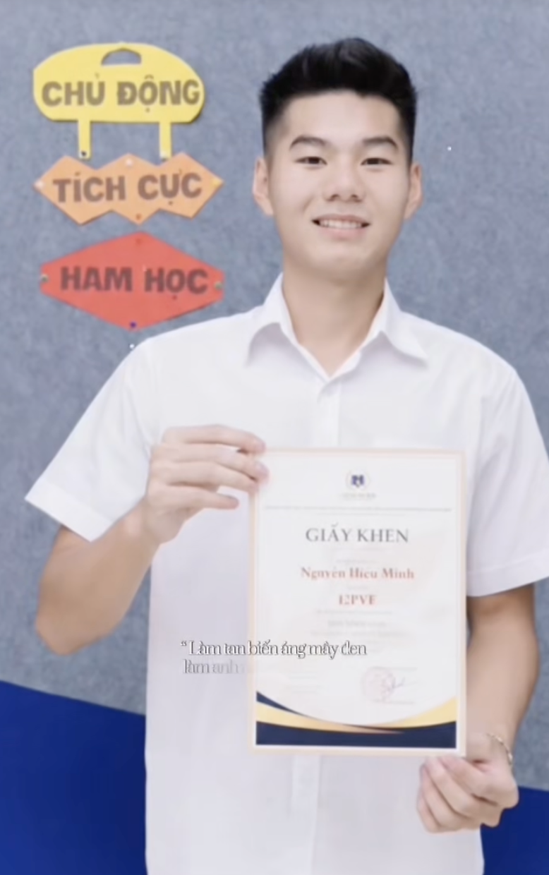 Lộ diện "học b&aacute;" U23 Việt Nam Nguyễn Hiểu Minh: Đ&aacute; b&oacute;ng hay, học giỏi c&ograve;n điển trai 10 điểm - Ảnh 1.