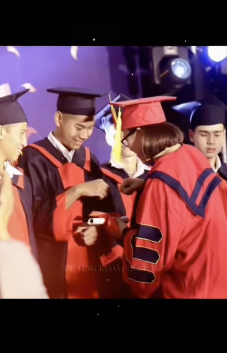 Lộ diện "học b&aacute;" U23 Việt Nam Nguyễn Hiểu Minh: Đ&aacute; b&oacute;ng hay, học giỏi c&ograve;n điển trai 10 điểm - Ảnh 4.