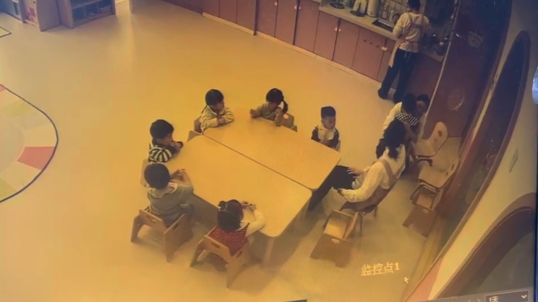 Camera lớp mầm non vô tình bắt trọn một khoảnh khắc không ai ngờ tới- Ảnh 2.