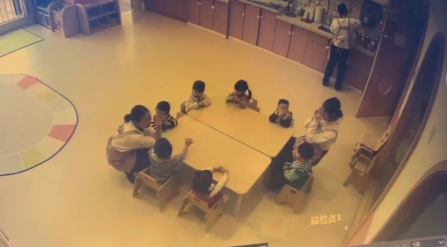 Camera lớp mầm non vô tình bắt trọn một khoảnh khắc không ai ngờ tới- Ảnh 1.