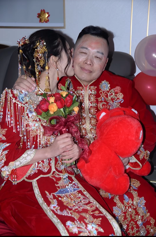 Đám cưới của Tôn Bằng và vợ kém 26 tuổi: Cô dâu lộ nhan sắc thật qua cam thường- Ảnh 1.