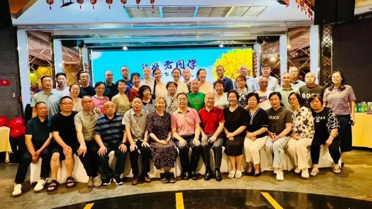 Đi họp lớp sau 25 năm v&agrave; sự thật phũ ph&agrave;ng về t&igrave;nh bạn cũ - Ảnh 1.