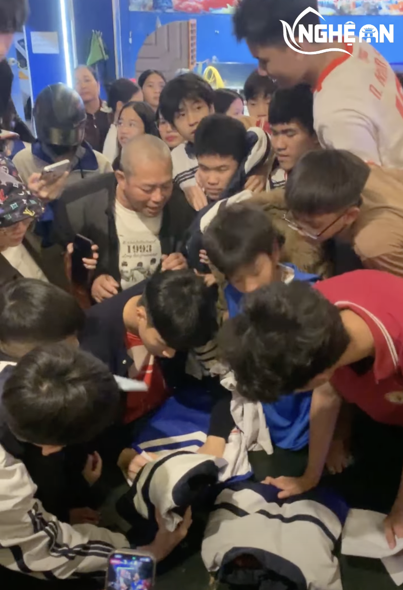 Cả làng ăn uống, hát hò vui như Tết mừng thủ môn Cao Văn Bình giành HCĐ châu Á trở về- Ảnh 2.