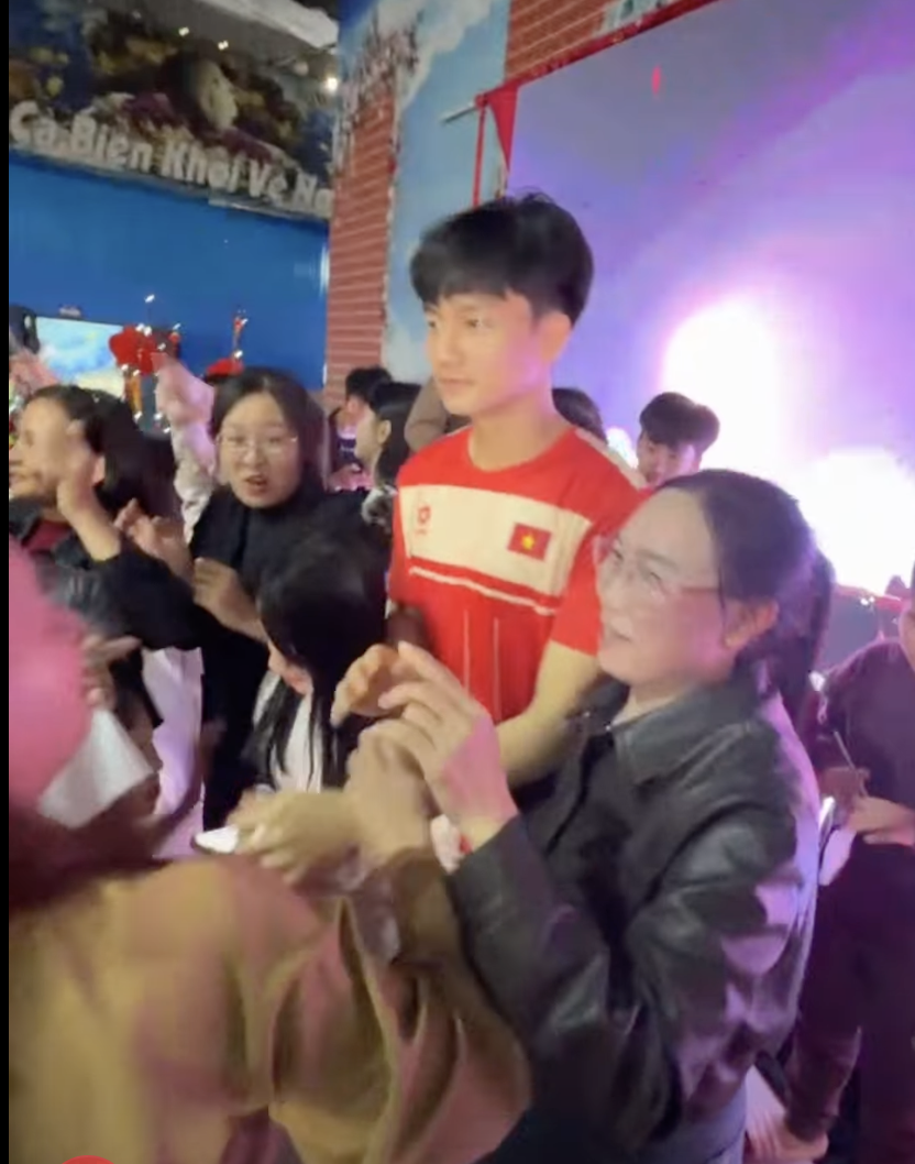 Cả làng ăn uống, hát hò vui như Tết mừng thủ môn Cao Văn Bình giành HCĐ châu Á trở về- Ảnh 4.