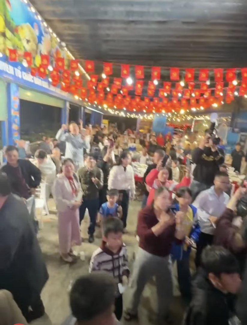 Cả làng ăn uống, hát hò vui như Tết mừng thủ môn Cao Văn Bình giành HCĐ châu Á trở về- Ảnh 3.