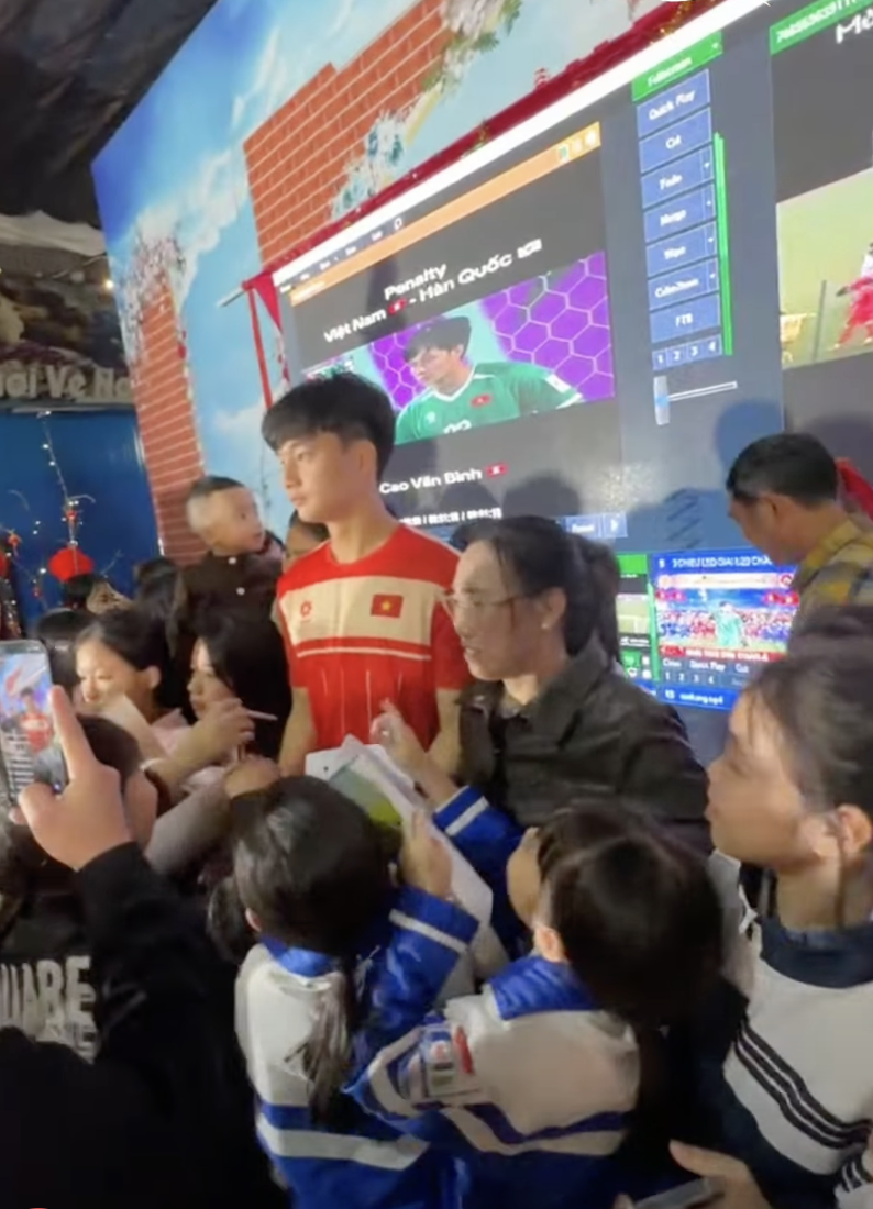 Cả làng ăn uống, hát hò vui như Tết mừng thủ môn Cao Văn Bình giành HCĐ châu Á trở về- Ảnh 1.