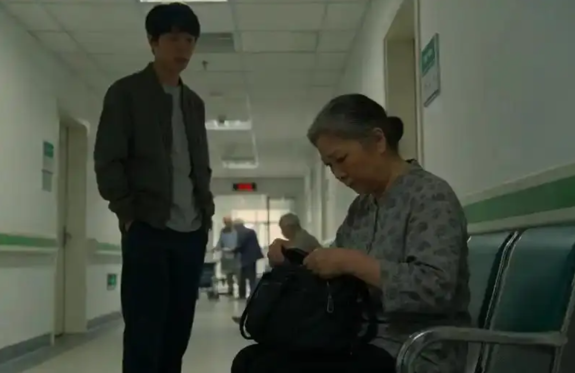 52 tuổi, tôi bị con trai đưa vào viện dưỡng lão và cuộc gọi về khoản vay gần 30 triệu khiến tôi tỉnh ngộ- Ảnh 1.