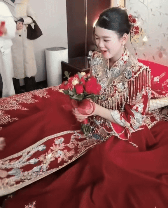 Đám cưới của Tôn Bằng và vợ kém 26 tuổi: Cô dâu lộ nhan sắc thật qua cam thường- Ảnh 3.