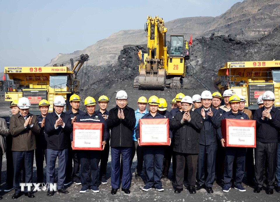 Tổng Bí thư, Thủ tướng thăm DN khai thác gần 3 triệu tấn "vàng đen" của VN, có doanh thu 5.200 tỷ đồng - Ảnh 2.