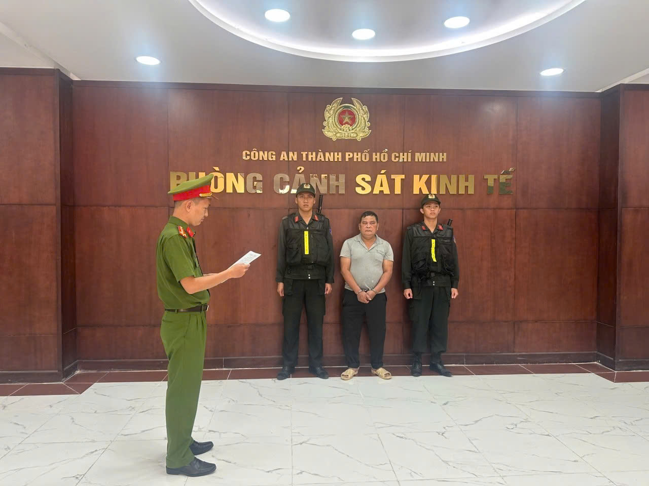 C&ocirc;ng an TPHCM bắt chủ cơ sở ng&acirc;m ốc bươu bằng h&oacute;a chất độc hại - Ảnh 1.