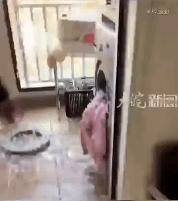 Top 1 hot search: Áo phao lông vũ nổ tung trong máy giặt, 22 triệu người xem đều hồn vía lên mây- Ảnh 2.