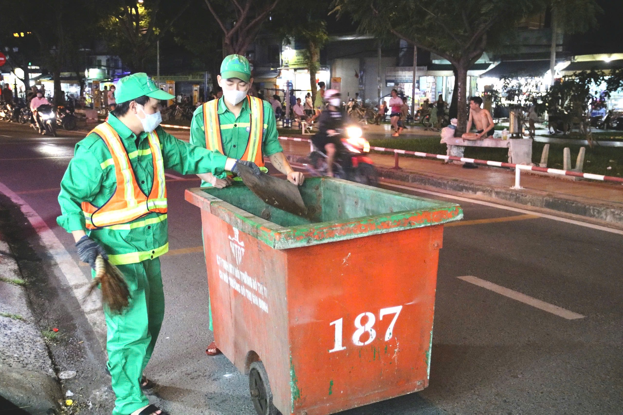 Nghỉ việc trước Tết c&oacute; mất thưởng v&agrave; lương th&aacute;ng 13 kh&ocirc;ng? - Ảnh 1.