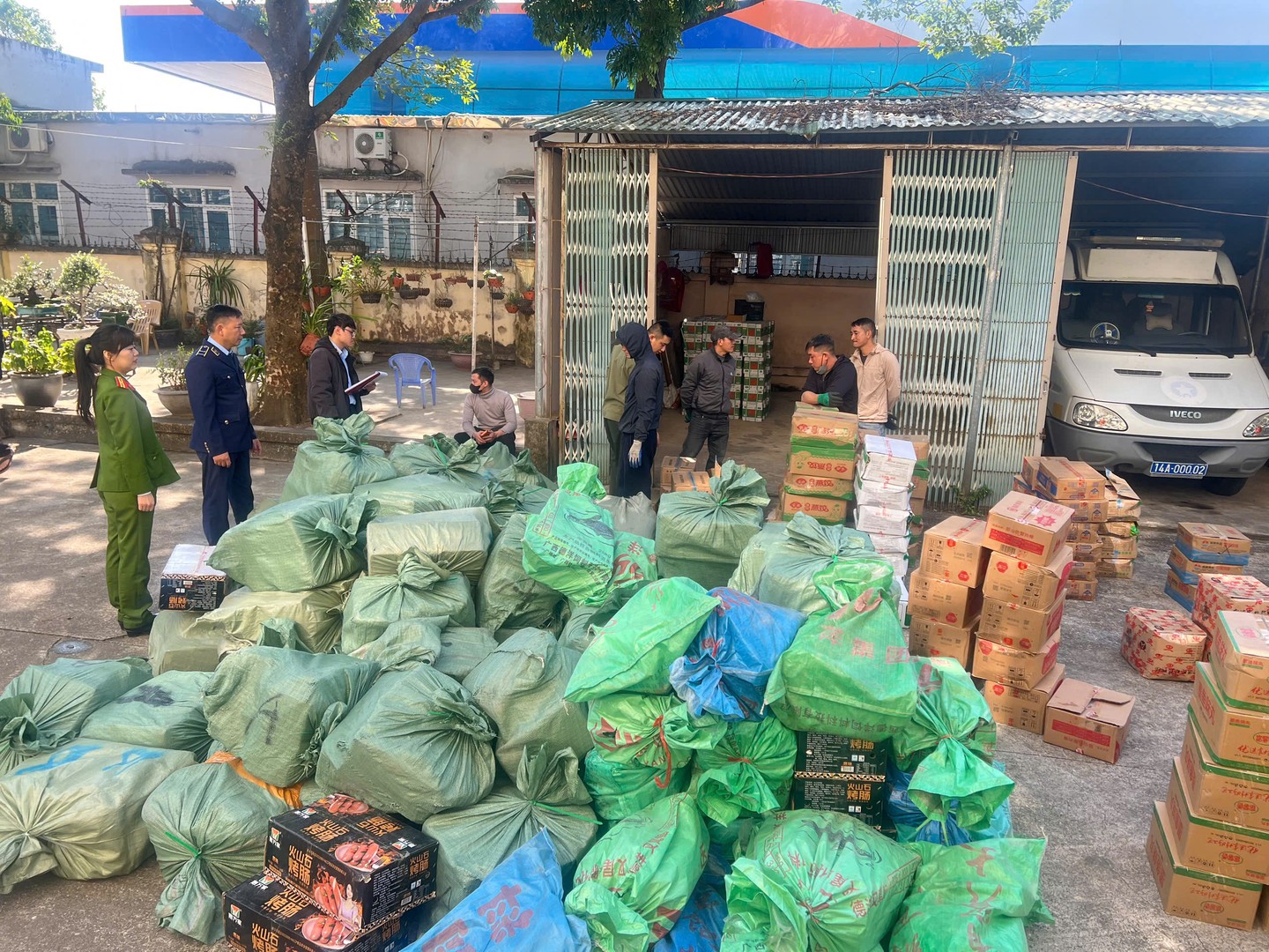 Bắt “Ông Trùm” Chuyên Thu Mua Thực Phẩm Đóng Gói Trôi Nổi Ở Quảng Ninh: 3.790 Kg Xúc Xích, Chả Mực, Tôm Hùm, Ốc Đỏ Chờ Tuồn Ra Thị Trường Tết 1 1769580436923 1769580437250251444213