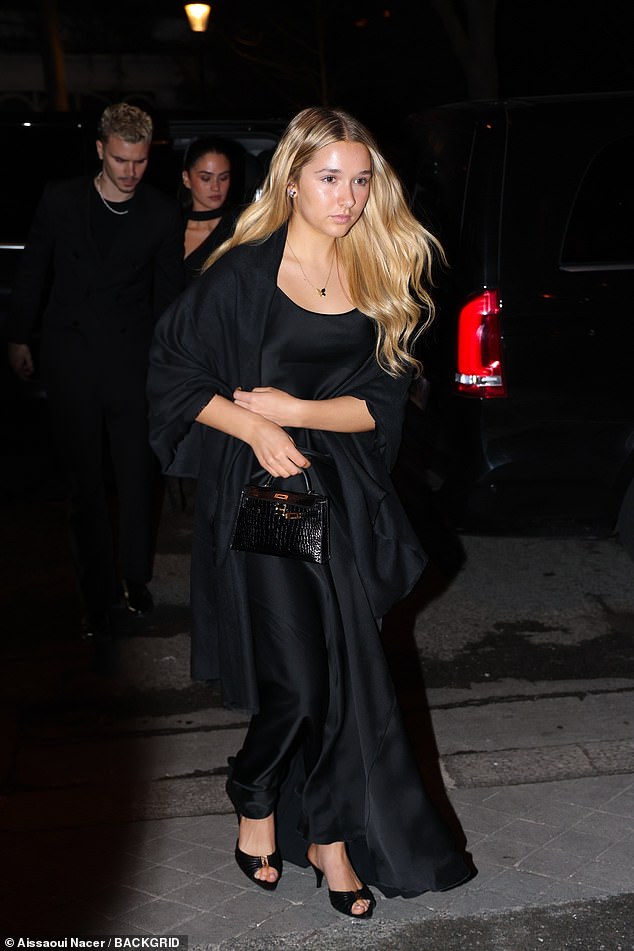 Nhìn ánh mắt tự hào của Harper và 2 anh trai dành cho mẹ-Victoria mới thấy bài "phốt" của Brooklyn lố bịch thế nào - Ảnh 2.