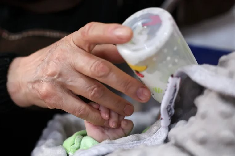 Khủng hoảng sữa c&ocirc;ng thức to&agrave;n cầu: Vụ thu hồi kỷ lục tr&ecirc;n thị trường 87 tỷ USD bộc lộ điểm yếu ch&iacute; mạng của an to&agrave;n thực phẩm - Ảnh 2.