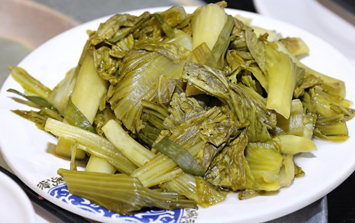 Học sinh lớp 7 bị ung thư dạ d&agrave;y v&igrave; m&ecirc; m&oacute;n rau "chua chua, gi&ograve;n gi&ograve;n" rất quen tr&ecirc;n m&acirc;m cơm Việt - Ảnh 2.