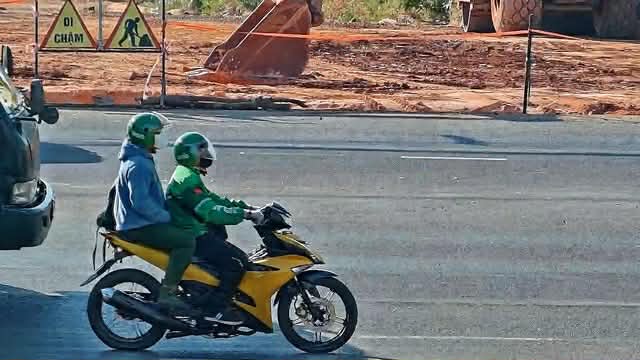 Vụ 2 t&ecirc;n cướp ng&acirc;n h&agrave;ng ch&ocirc;n xe m&aacute;y: Th&ocirc;ng tin quan trọng về tấm v&aacute;n gỗ d&ugrave;ng che miệng hố - Ảnh 2.