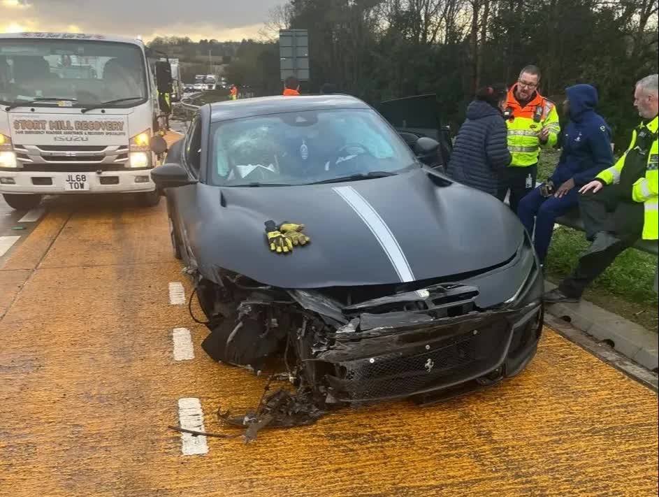 Cầu thủ nổi tiếng gặp tai nạn xe hơi, chiếc Ferrari bị vỡ nát gây choáng- Ảnh 2.