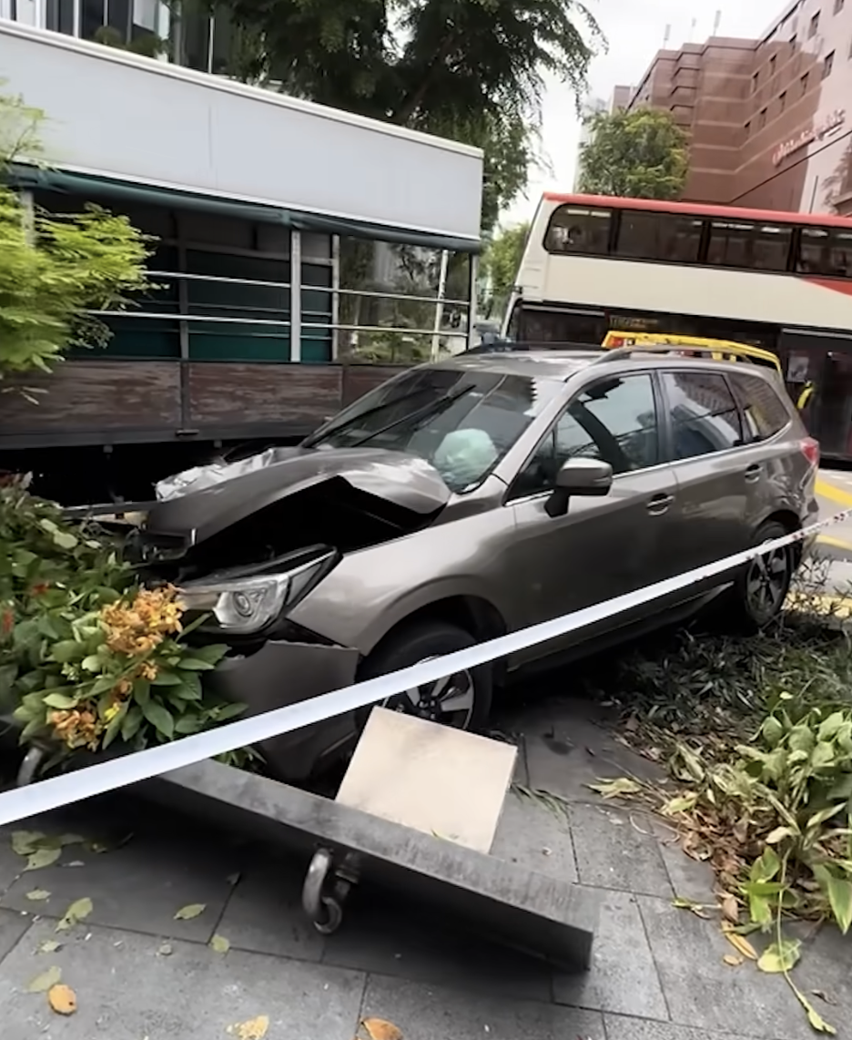 &Ocirc; t&ocirc; mất l&aacute;i lao v&agrave;o người đi bộ, 13 người nhập viện - Ảnh 1.