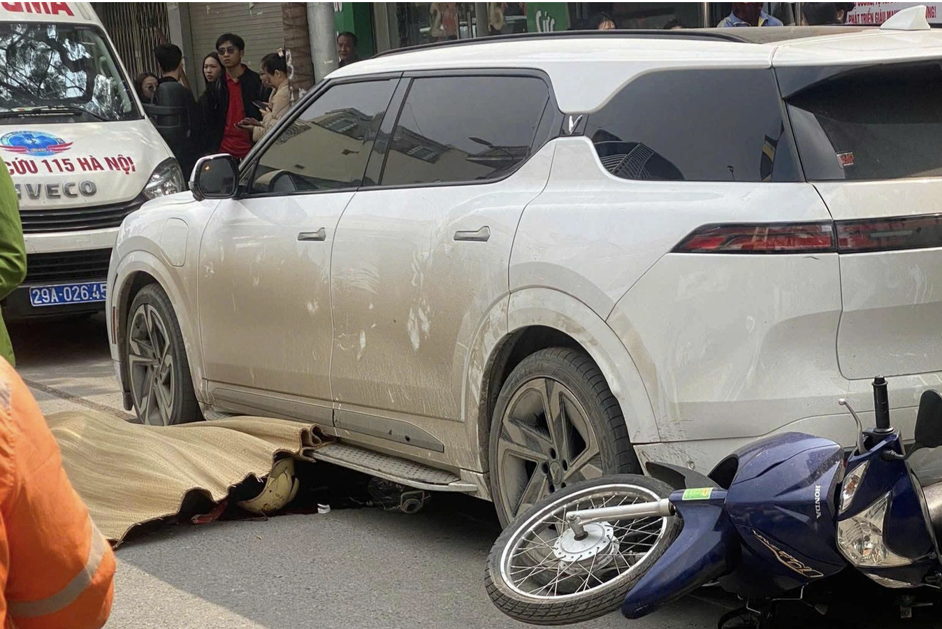 Tai nạn ô tô làm 2 người phụ nữ thương vong tại phố Khâm Thiên , Hà Nội - Ảnh 2.
