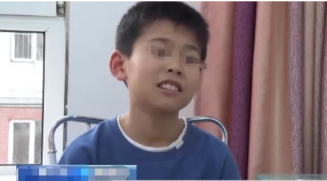 Phát hiện 1 tỷ đồng bên vệ đường và hành động cao đẹp của em học sinh - Ảnh 2. Phát hiện 1 tỷ đồng bên vệ đường và hành động cao đẹp của em học sinh - Ảnh 2.