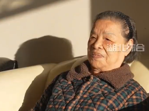 Cụ bà 92 tuổi được mệnh danh là “Công chúa ngủ trong rừng” - Ảnh 1.