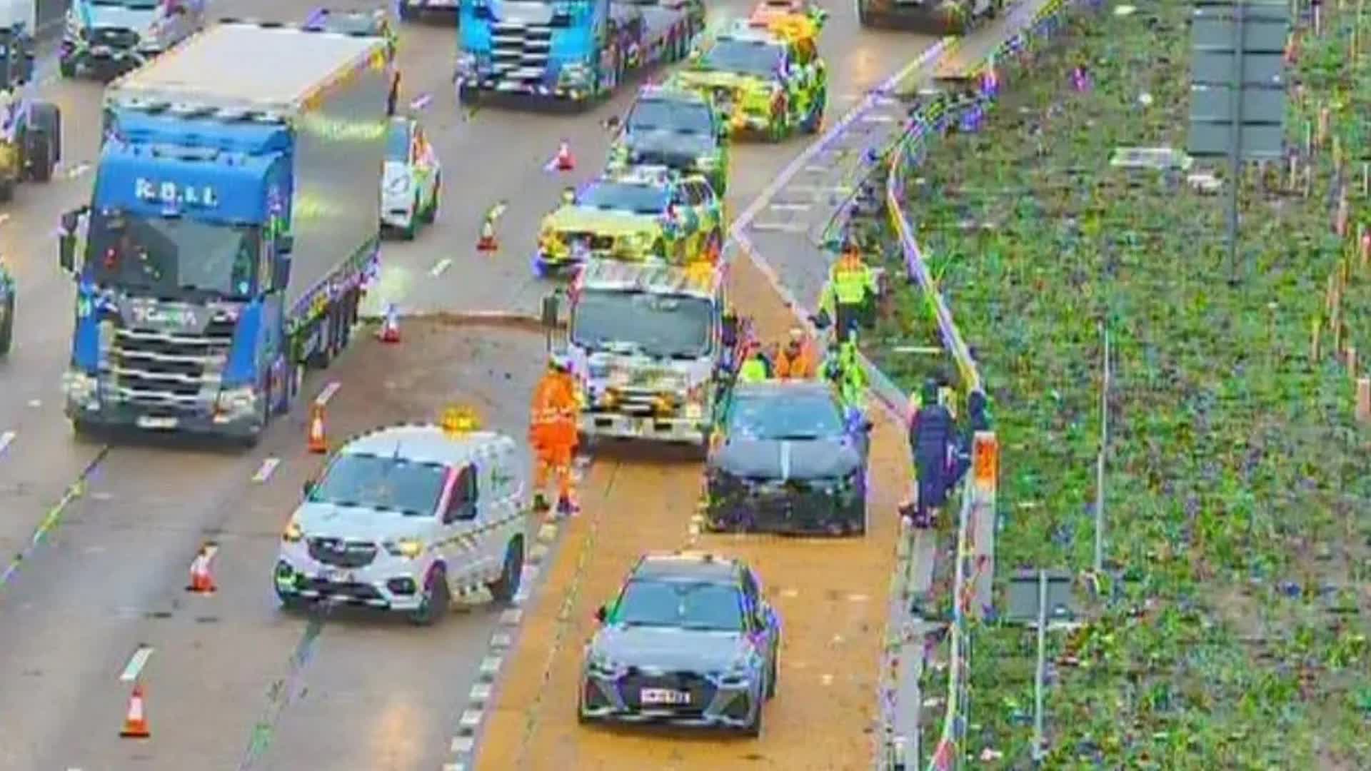 Cầu thủ nổi tiếng gặp tai nạn xe hơi, chiếc Ferrari bị vỡ nát gây choáng- Ảnh 4.