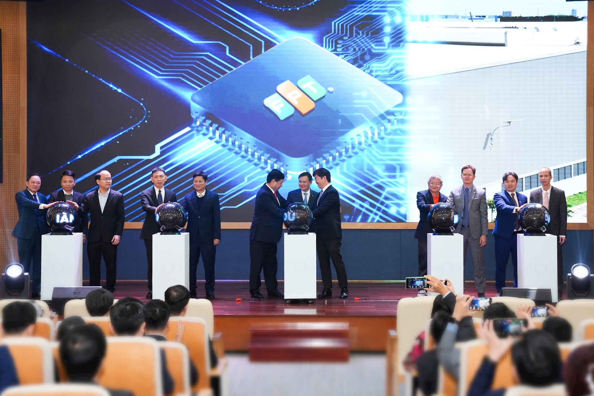 Tào Đức Thắng chia sẻ về nhà máy kiểm thử chip bán dẫn đầu tiên của Việt Nam - Ảnh 1.