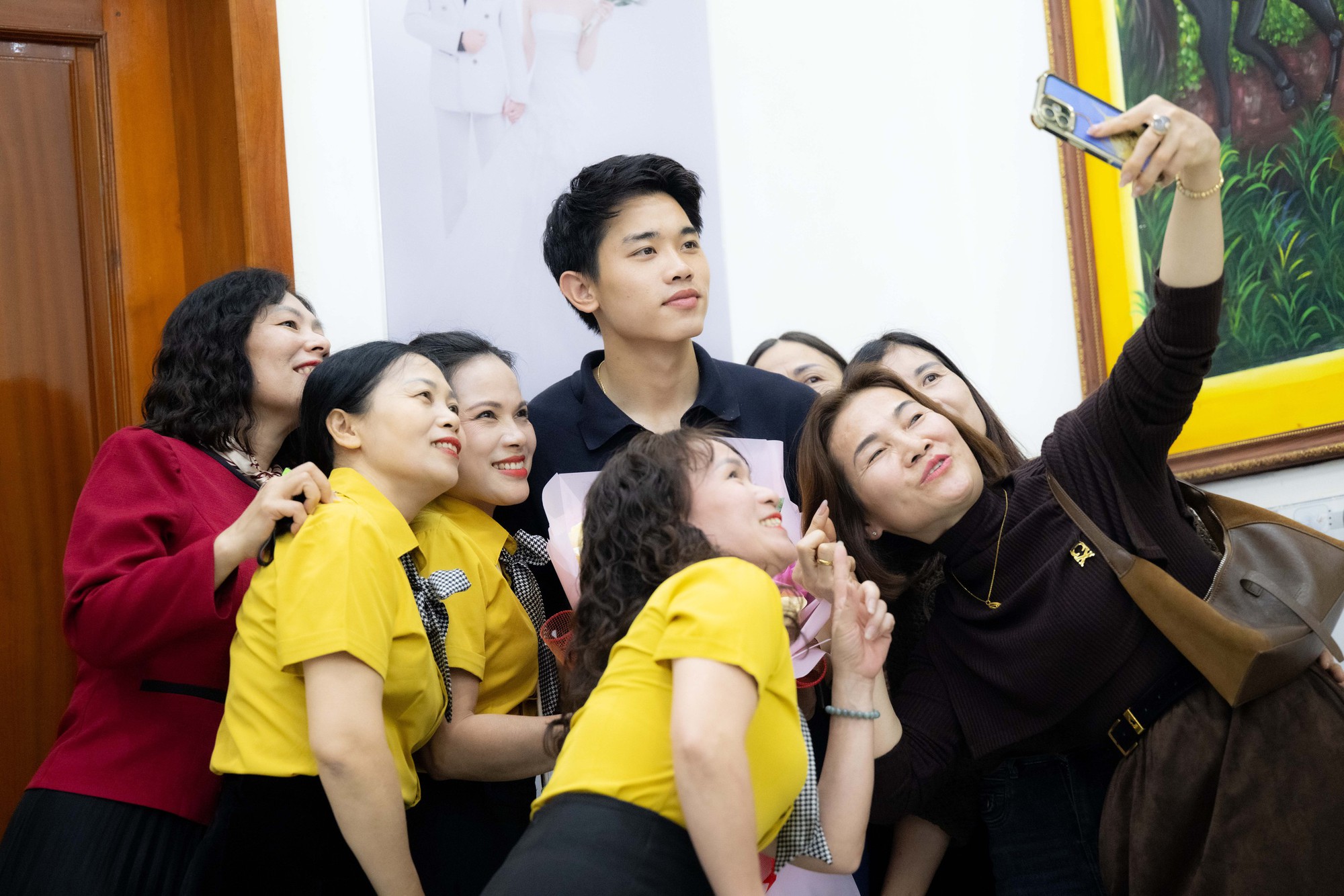 Đình Bắc gây sốt với visual sáng bừng: Trên sân là "vua phá lưới", về làng mở tiệc là hotboy vạn người mê - Ảnh 8. Đình Bắc gây sốt với visual sáng bừng: Trên sân là "vua phá lưới", về làng mở tiệc là hotboy vạn người mê - Ảnh 8.