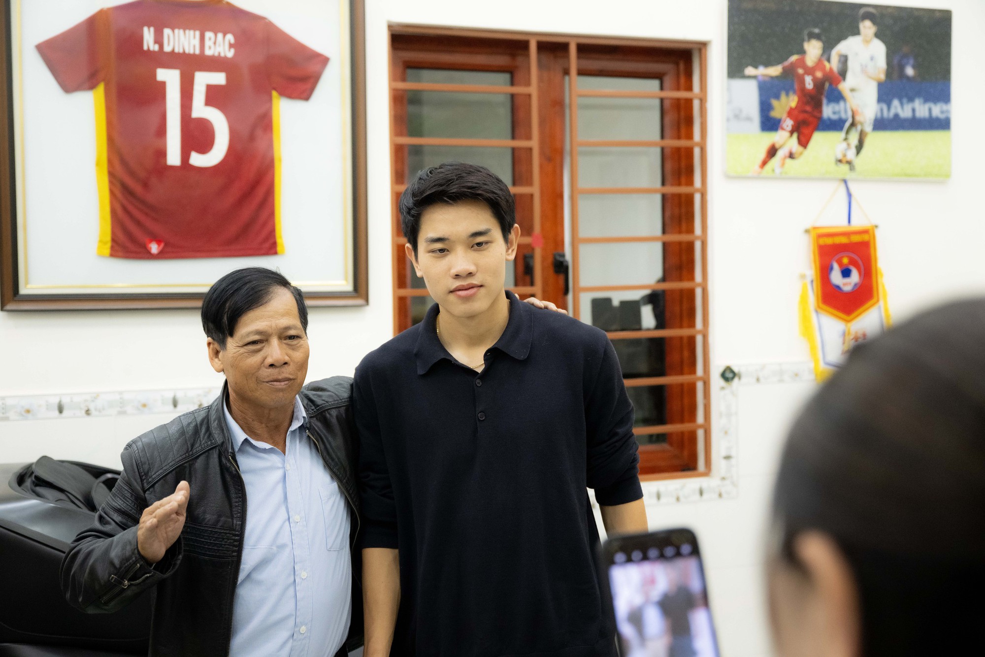 Đình Bắc gây sốt với visual sáng bừng: Trên sân là "vua phá lưới", về làng mở tiệc là hotboy vạn người mê - Ảnh 5. Đình Bắc gây sốt với visual sáng bừng: Trên sân là "vua phá lưới", về làng mở tiệc là hotboy vạn người mê - Ảnh 5.