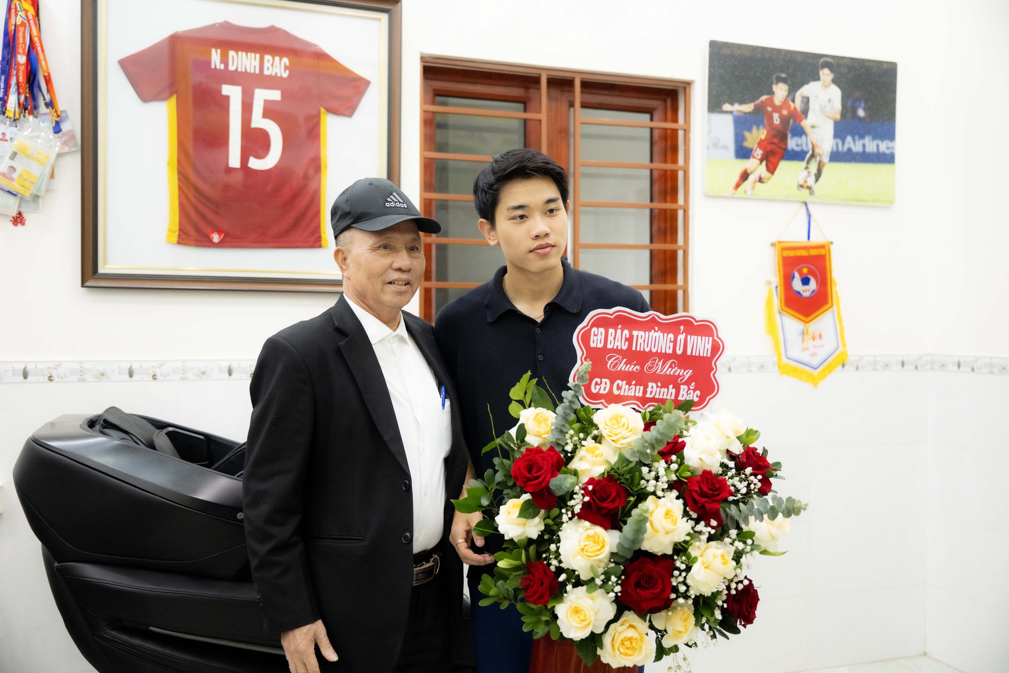 Đình Bắc gây sốt với visual sáng bừng: Trên sân là "vua phá lưới", về làng mở tiệc là hotboy vạn người mê - Ảnh 6. Đình Bắc gây sốt với visual sáng bừng: Trên sân là "vua phá lưới", về làng mở tiệc là hotboy vạn người mê - Ảnh 6.