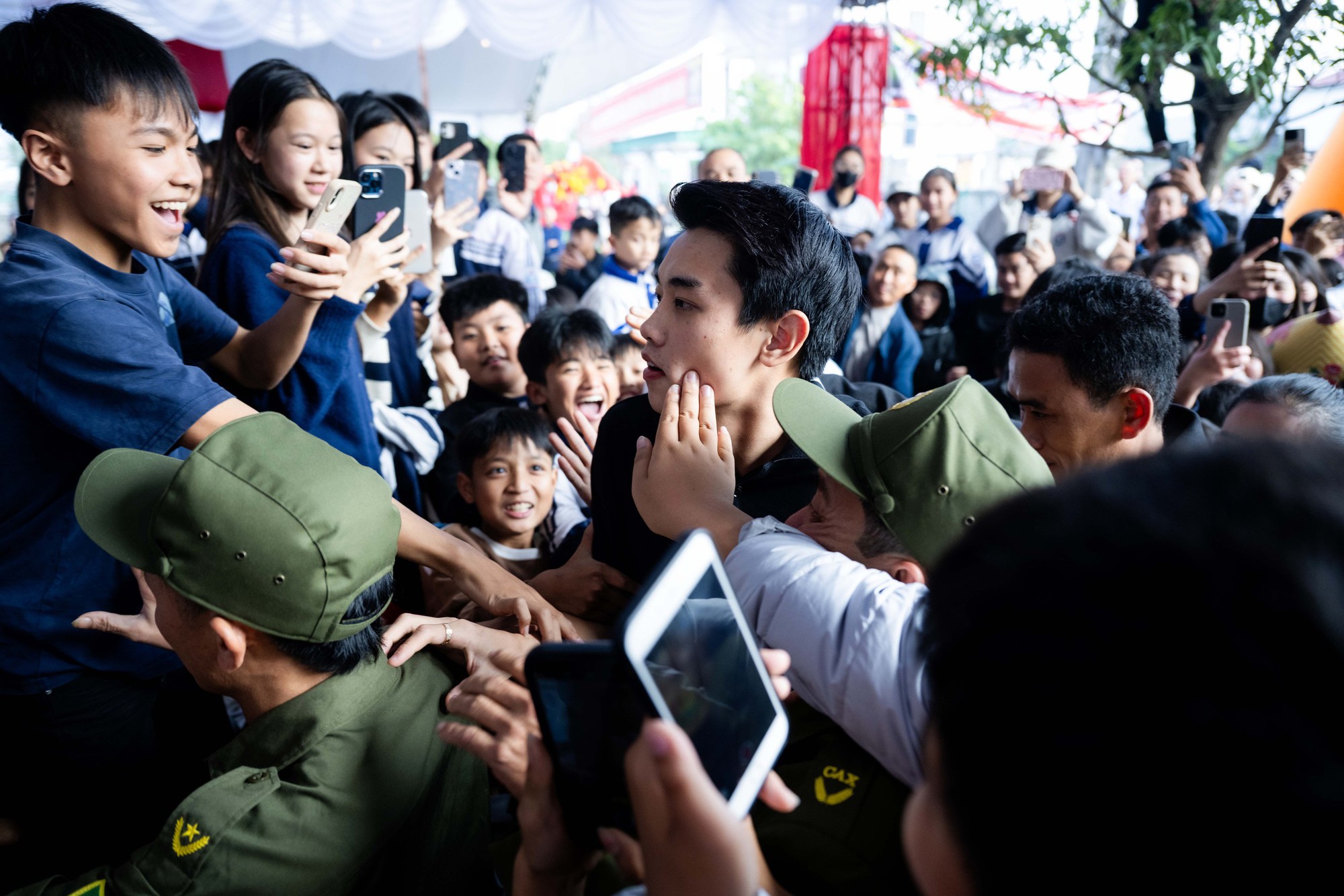 Đình Bắc gây sốt với visual sáng bừng: Trên sân là "vua phá lưới", về làng mở tiệc là hotboy vạn người mê - Ảnh 9. Đình Bắc gây sốt với visual sáng bừng: Trên sân là "vua phá lưới", về làng mở tiệc là hotboy vạn người mê - Ảnh 9.