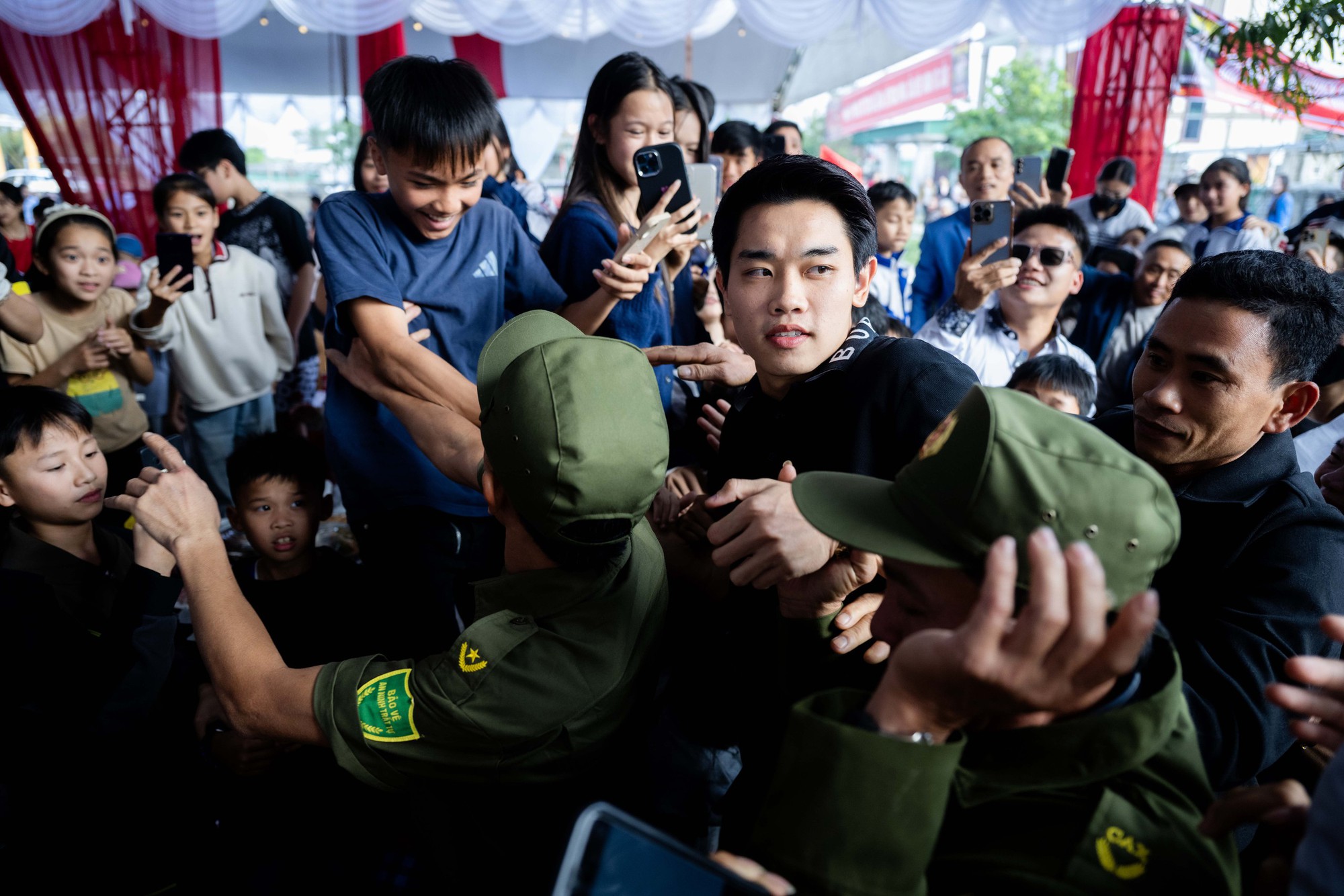 Đình Bắc gây sốt với visual sáng bừng: Trên sân là "vua phá lưới", về làng mở tiệc là hotboy vạn người mê - Ảnh 10. Đình Bắc gây sốt với visual sáng bừng: Trên sân là "vua phá lưới", về làng mở tiệc là hotboy vạn người mê - Ảnh 10.