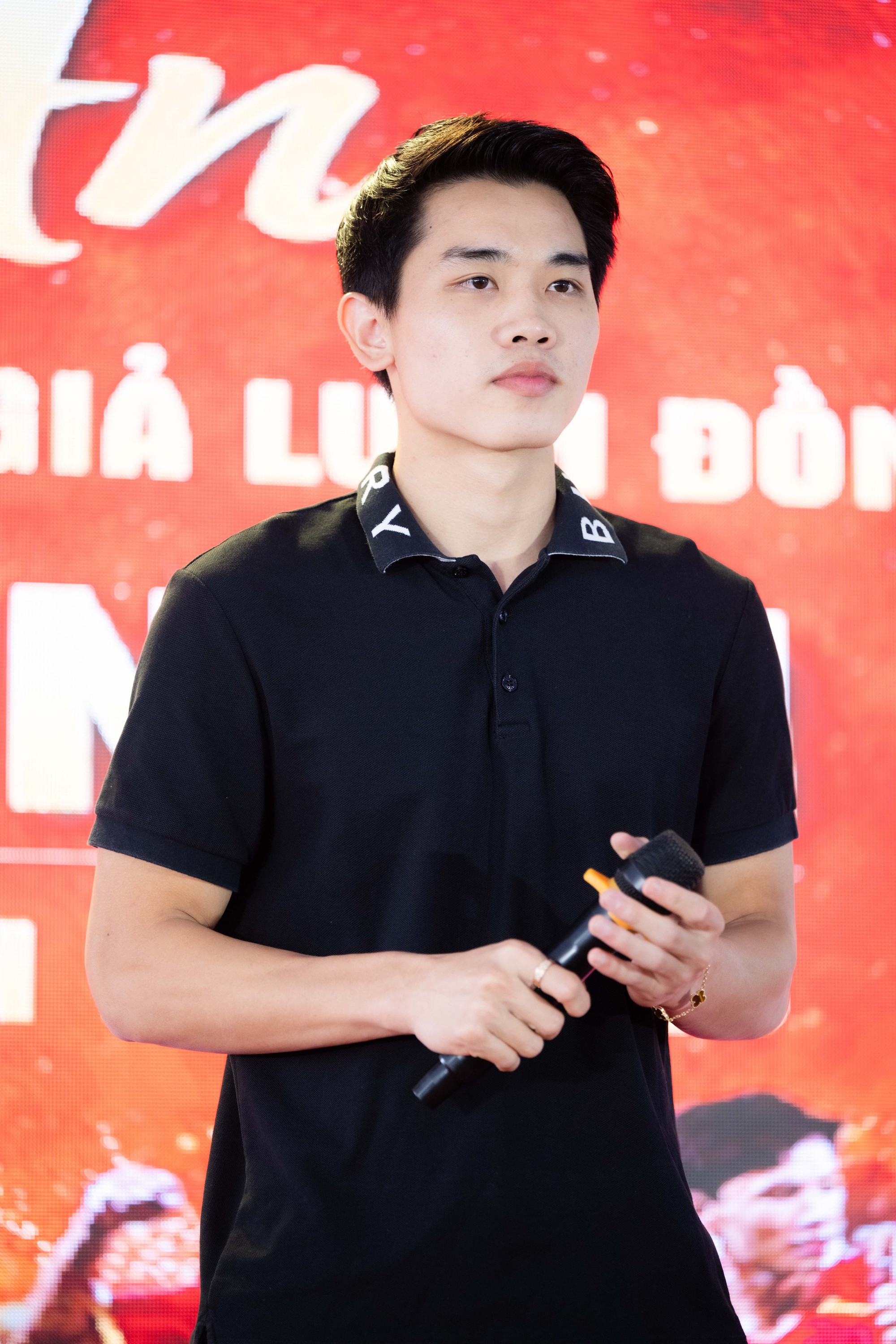 Đình Bắc gây sốt với visual sáng bừng: Trên sân là "vua phá lưới", về làng mở tiệc là hotboy vạn người mê - Ảnh 1. Đình Bắc gây sốt với visual sáng bừng: Trên sân là "vua phá lưới", về làng mở tiệc là hotboy vạn người mê - Ảnh 1.