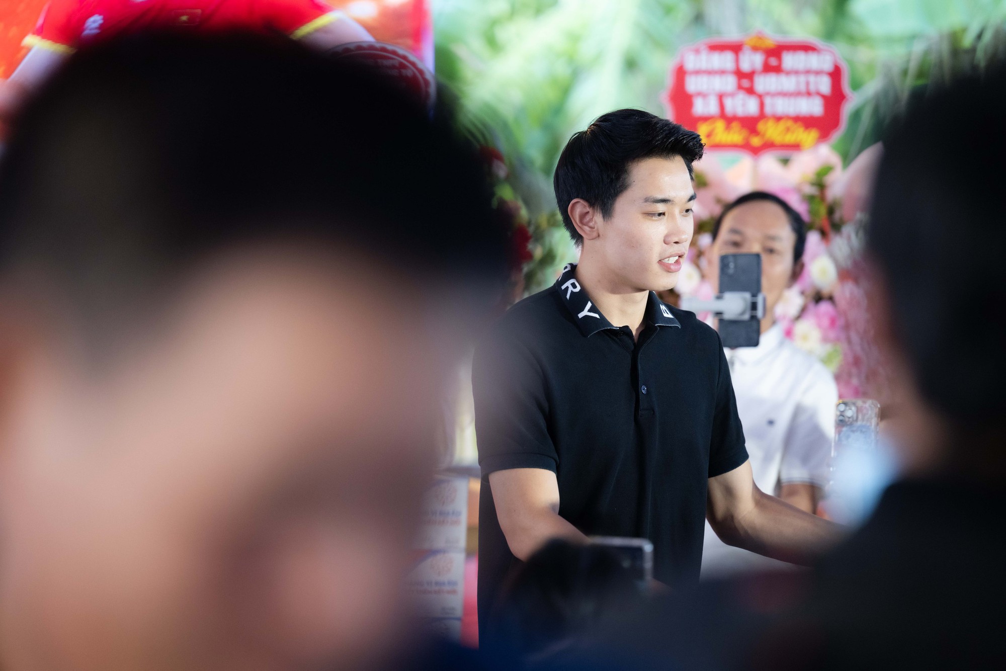 Đình Bắc gây sốt với visual sáng bừng: Trên sân là "vua phá lưới", về làng mở tiệc là hotboy vạn người mê - Ảnh 7. Đình Bắc gây sốt với visual sáng bừng: Trên sân là "vua phá lưới", về làng mở tiệc là hotboy vạn người mê - Ảnh 7.