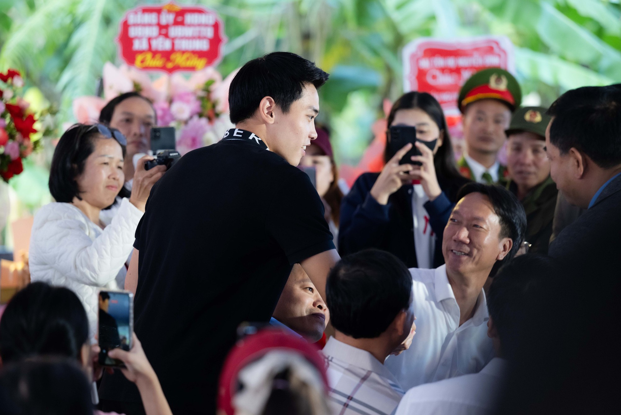 Đình Bắc gây sốt với visual sáng bừng: Trên sân là "vua phá lưới", về làng mở tiệc là hotboy vạn người mê - Ảnh 11. Đình Bắc gây sốt với visual sáng bừng: Trên sân là "vua phá lưới", về làng mở tiệc là hotboy vạn người mê - Ảnh 11.