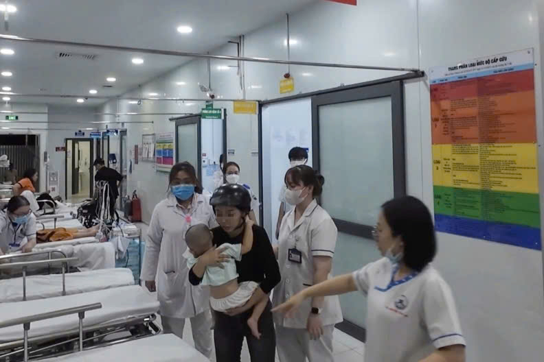 Từ lời đề nghị của người mẹ, CSGT kịp giúp bé trai 2 tuổi - Ảnh 1.