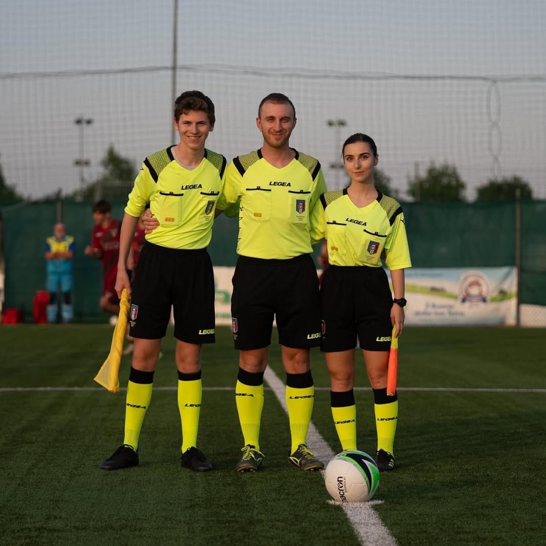 Ngắm nữ trọng tài 23 tuổi bỗng hot rần rần trong giới bóng đá - Ảnh 7.