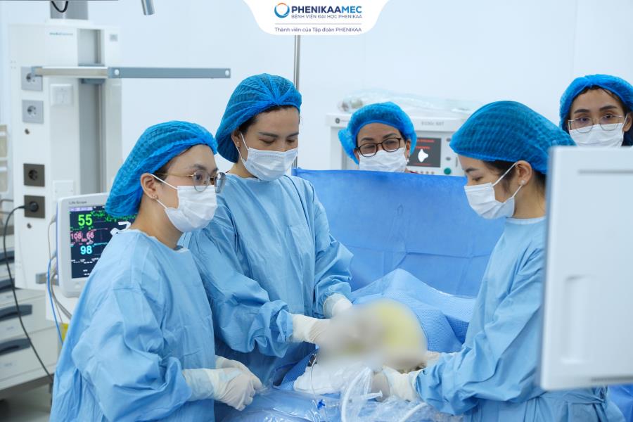 Kỹ thu&acirc;̣t n&ocirc;̣i soi bu&ocirc;̀ng &ocirc;́i d&acirc;̃n lưu dịch màng ph&ocirc;̉i: Trao hi vọng cho thai nhi bị tràn dịch b&acirc;̉m sinh - Ảnh 1.