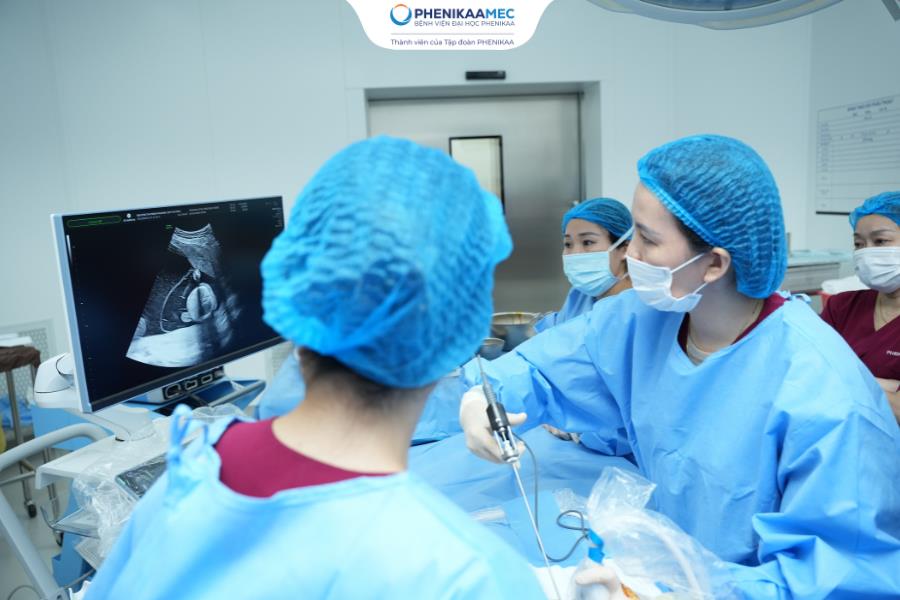 Kỹ thu&acirc;̣t n&ocirc;̣i soi bu&ocirc;̀ng &ocirc;́i đ&ocirc;́t d&acirc;y r&ocirc;́n bằng lưỡng cực &ndash; Giải pháp &ldquo;vàng&rdquo; cho song thai nguy cơ cao - Ảnh 1.