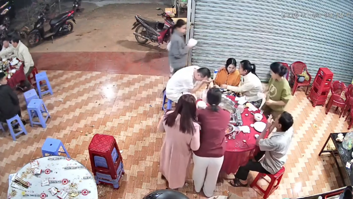 Bố mẹ chồng Trung Quốc sang gặp nàng dâu Việt bị liệt tứ chi: Hành động bất ngờ trong bữa cơm thông gia - Ảnh 6.