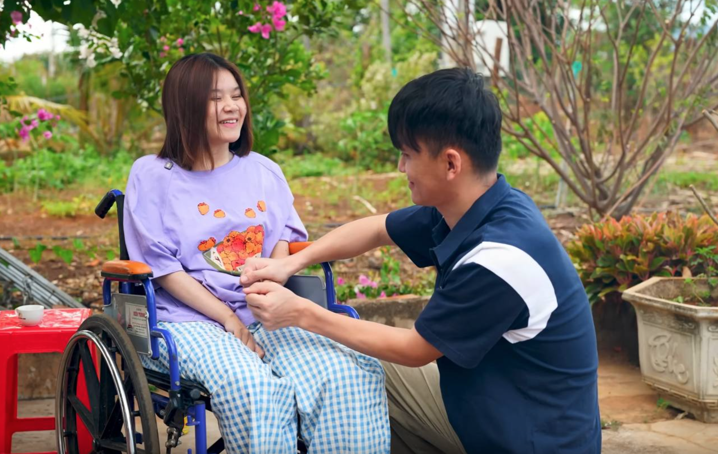 Bố mẹ chồng Trung Quốc sang gặp nàng dâu Việt bị liệt tứ chi: Hành động bất ngờ trong bữa cơm thông gia - Ảnh 2.